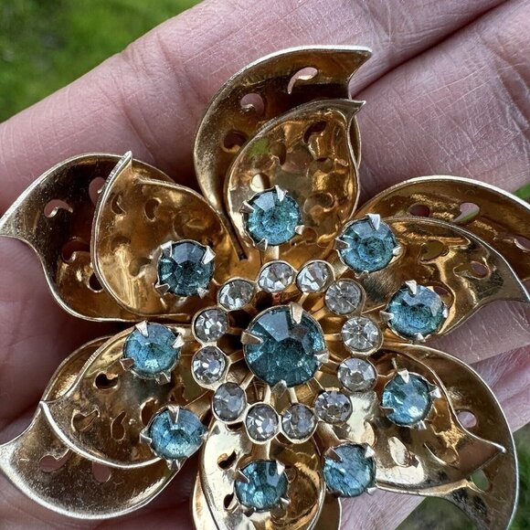 VTG Coro Pendant Brooch Pin 2 1/8" Tiered Flower Clear Blue Crystals Gold Plated - Picture 5 of 7